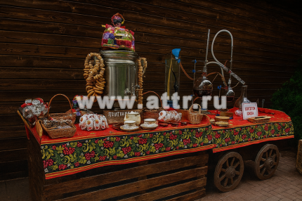 Самовар с сушками и сервировкой чая в русском стиле на декоративной телеге
