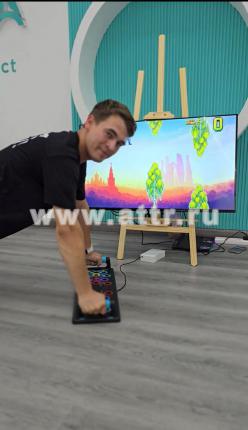 Игрок управляет парашютистом на экране с помощью отжиманий