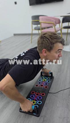 Игрок управляет парашютистом на экране с помощью отжиманий