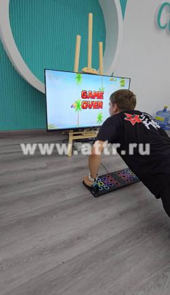 Игрок управляет парашютистом на экране с помощью отжиманий