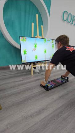 Игрок управляет парашютистом на экране с помощью отжиманий