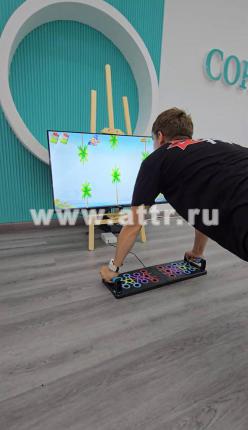 Игрок управляет парашютистом на экране с помощью отжиманий