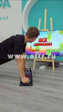 Игрок управляет парашютистом на экране с помощью отжиманий