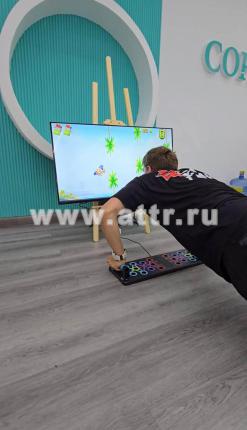 Игрок управляет парашютистом на экране с помощью отжиманий