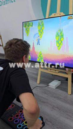 Игрок управляет парашютистом на экране с помощью отжиманий