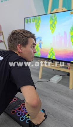 Игрок управляет парашютистом на экране с помощью отжиманий